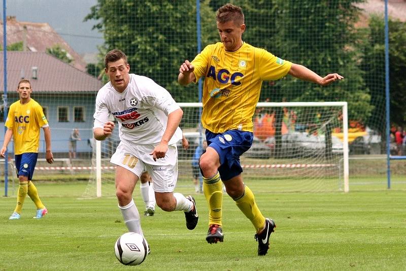 ŠKODA. Varnsdorf (v bílém) herně nezklamal, přesto prohrál s Teplicemi 0:4.