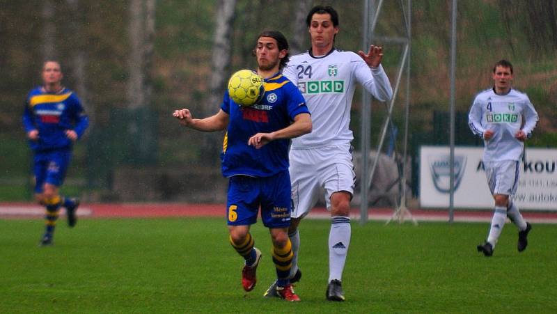 ŠKODA. Fotbalisté Varnsdorfu (v modrém) doma remizovali s Karvinou 1:1.