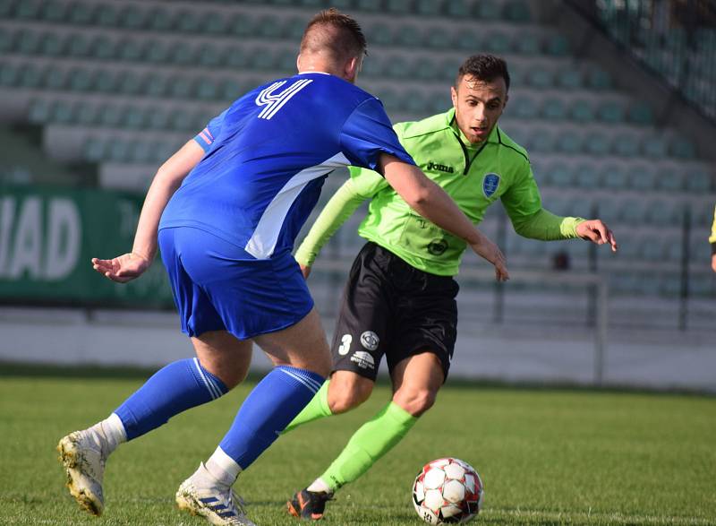 MODRÁ NEUSPĚLA. Fotbalisté Modré (modré dresy) prohráli na hřišti Mosteckého FK 1:2.