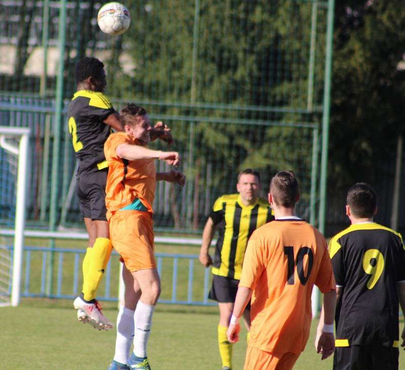 PARÁDA! Benešov (oranžové dresy) doma přejel Proboštov 5:0.