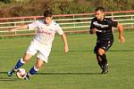 TŘI BODY. Fotbalisté Junioru Děčín (v bílém) porazili Oldřichov 2:1.