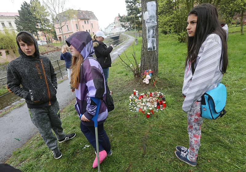 Na místě neštěstí vyrostl pomníček s křížkem, ke kterému příbuzní a přátelé nosí nejen květiny a svíčky, ale také třeba plyšové hračky. Pietní místo opakovaně někdo poničil.