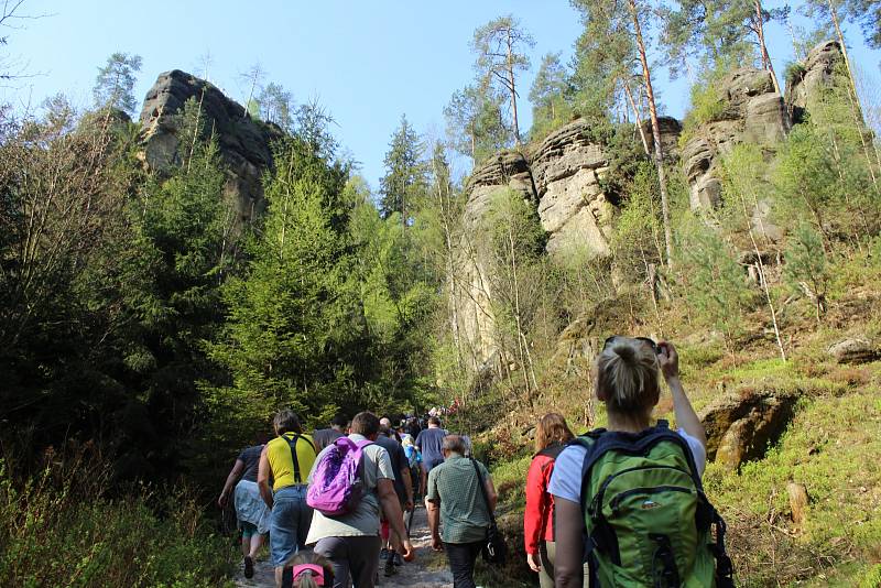 Vášniví turisté zahájili sezonu několikakilometrovým výletem.