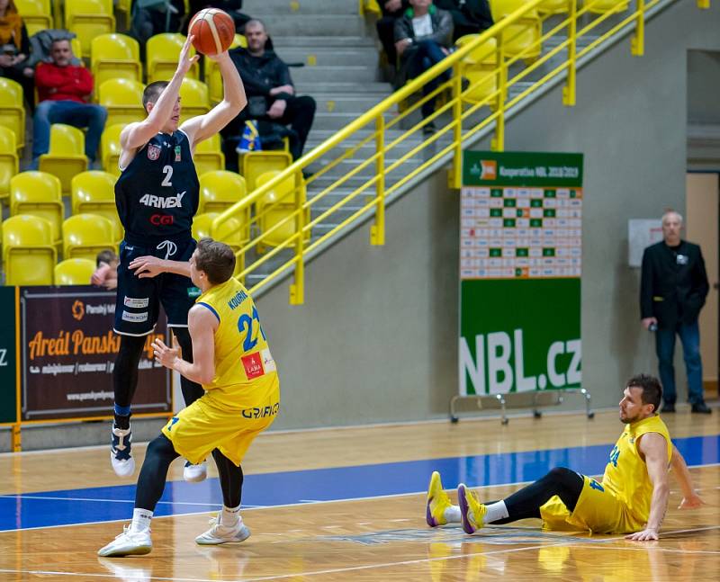 PÁTÉ VÍTĚZSTVÍ. Basketbalisté Děčína (v tmavém) vyhráli v Opavě 77:61.