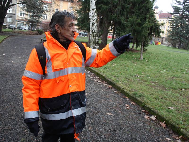 STRÁŽCE veřejného prostranství poznáte podle speciální bundy, kterou nosí.