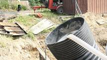 Poklepáním na základní kámen, zahájili vodohospodáři stavbu nové čističky odpadních vod pro město Benešov nad Ploučnicí.