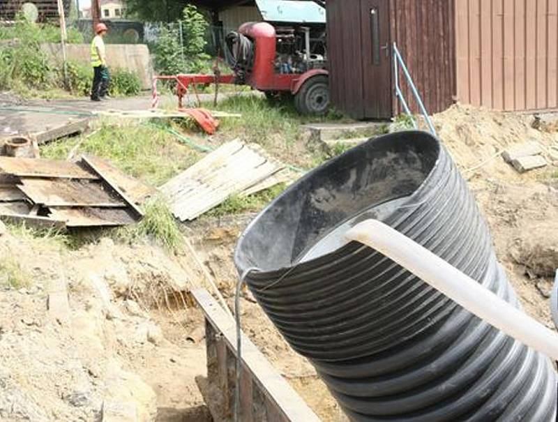 Poklepáním na základní kámen, zahájili vodohospodáři stavbu nové čističky odpadních vod pro město Benešov nad Ploučnicí.