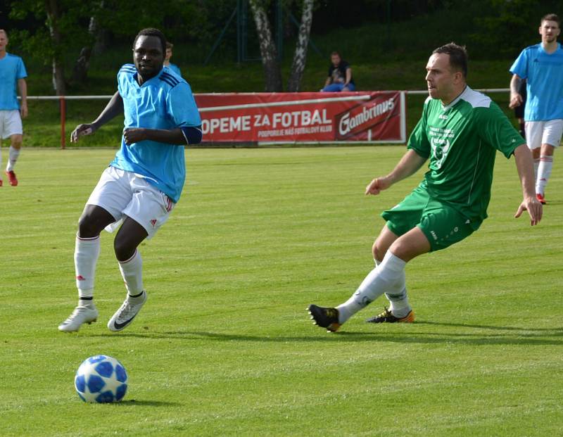 DERBY. Modrá (v modrém) doma porazila na penalty Vilémov.