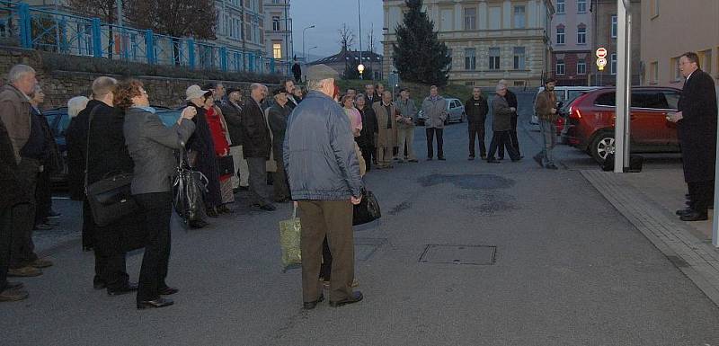 Listopadové události bude připomínat pamětní deska