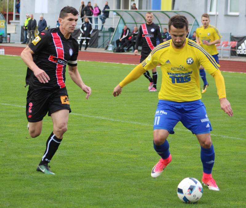 PRVNÍ VÍTĚZSTVÍ! Varnsdorf (ve žlutém) doma porazil Frýdek-Místek 1:0.