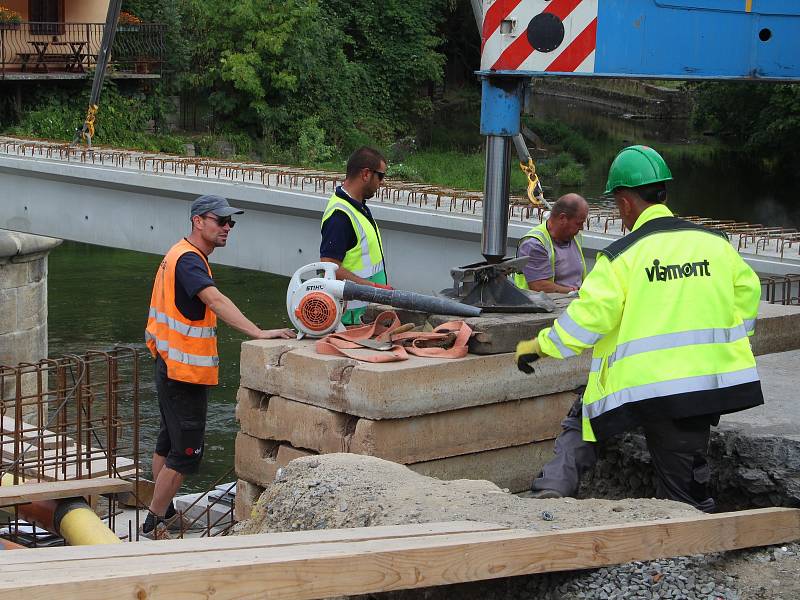 Rekonstrukce mostu v Benešově nad Ploučnicí.