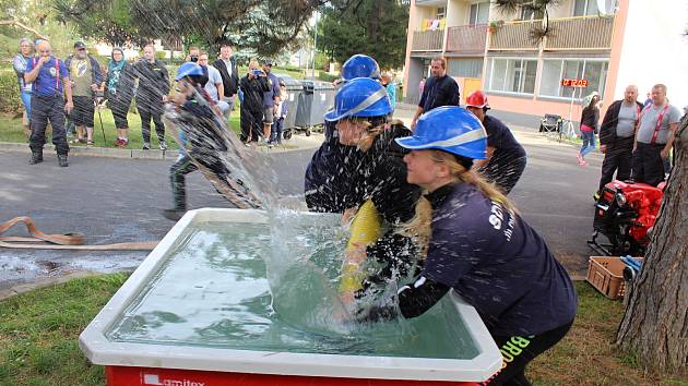 Staroměstští hasiči uspořádali uprostřed sídliště v Děčíně soutěž pro děti.