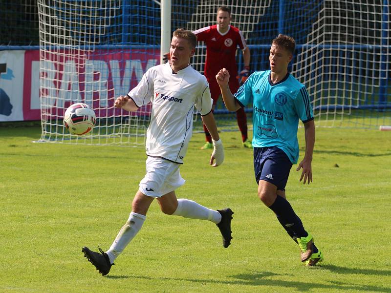 DEBAKL. Jílovští fotbalisté (v modrém) prohráli v Bílině 0:7.