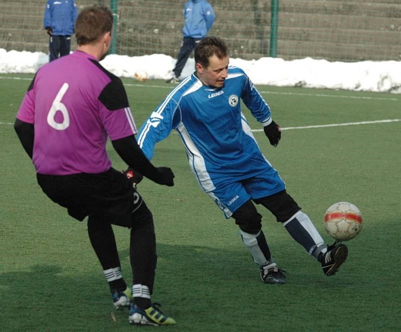 LÍDR NEZAVAHÁL. Česká Kamenice (v modrém) porazila 4:1 Přestanov.