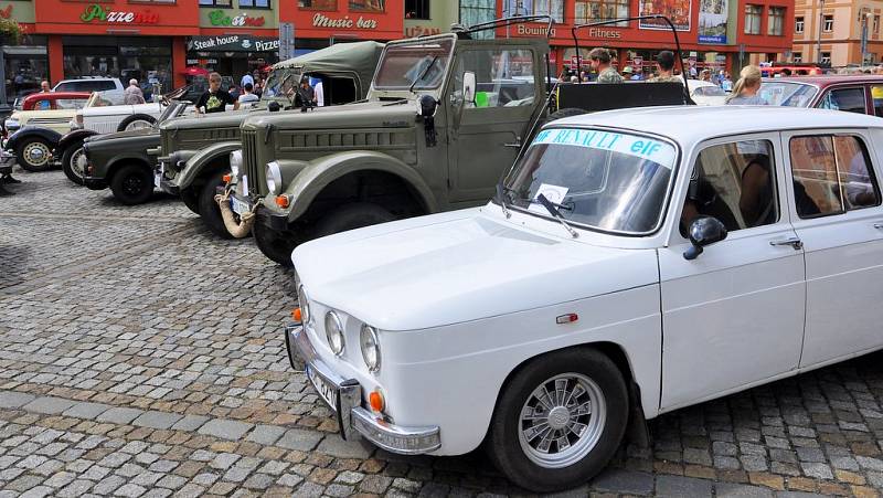 Sobotní dopoledne ve Šluknově na náměstí patřilo všem příznivcům historických vozidel.