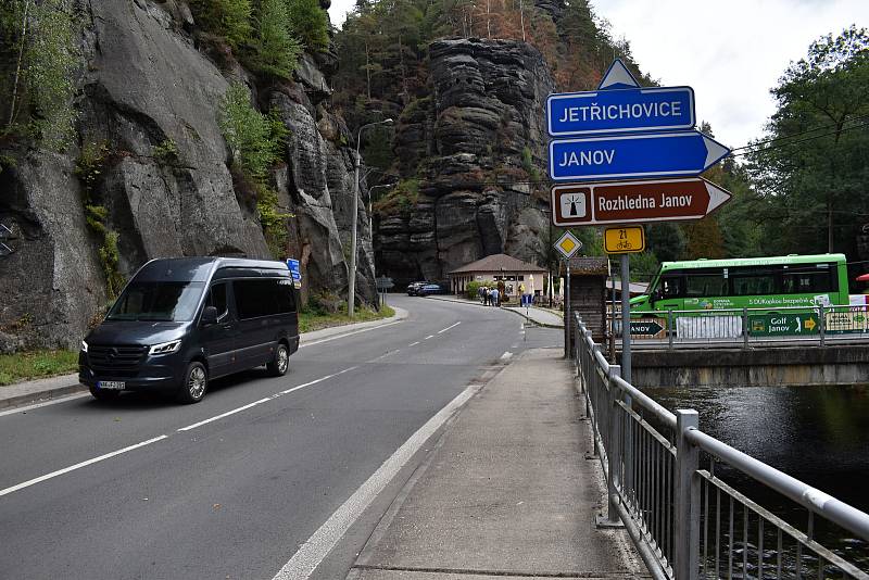 Turisté se do Hřenska vrací po požáru jen velmi pozvolna