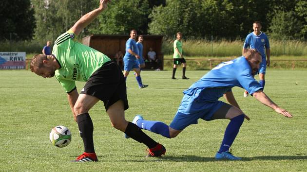 DEBAKL. Jiříkov (v modrém) ukončil špatnou sezónu porážkou 1:8 se Svádovem.