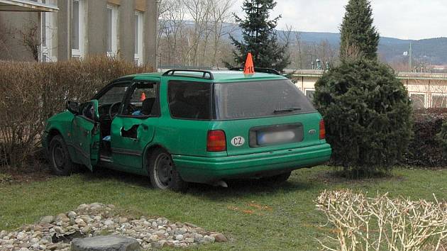 Řidič se snažil do vozidla za jízdy naskočit, ale auto ho přitlačilo k zábradlí a pokračovalo dál v jízdě.