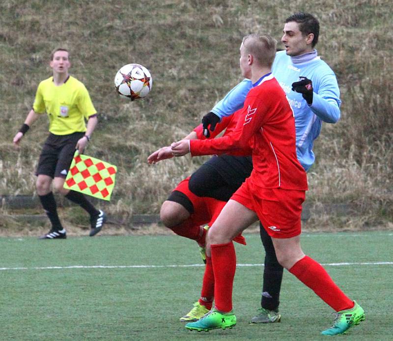 POVINNÁ VÝHRA. Česká Kamenice (v modrém) porazila Velké Březno 6:3.