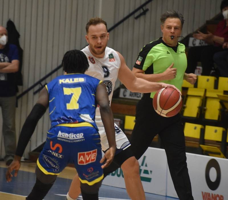 Ondřej Šiška je opět klíčovým tahounem děčínských basketbalistů.