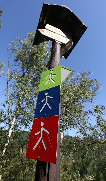 Na Pastýřské stěně jsou od tohoto týdne vyznačené trasy pro nordic walking.