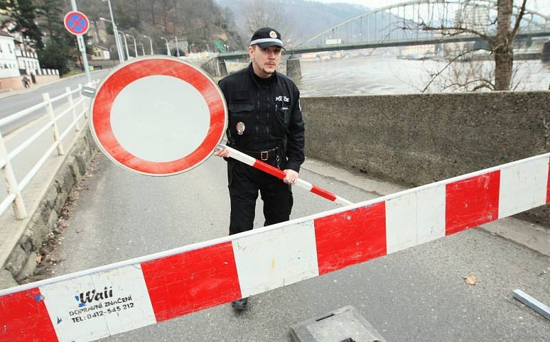 Labe šplhá k prvnímu stupni povodňové aktivity