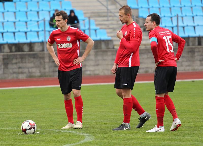 REMÍZA. Fotbalisté Varnsdorfu (v modrém) doma remizovali s Chrudimí 2:2.