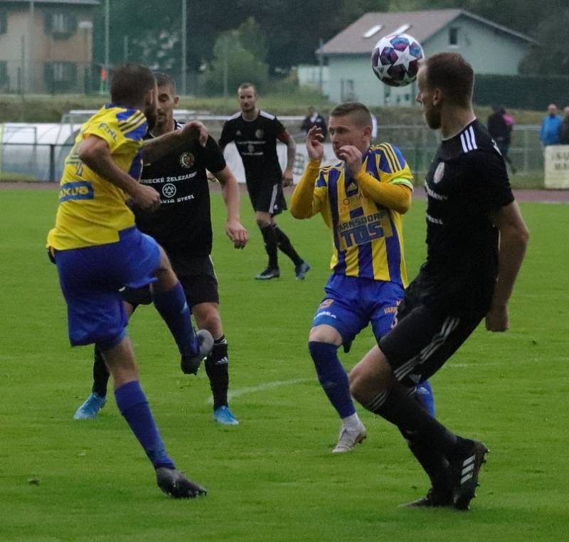 Varnsdorf (ve žlutém) porazil Třinec 1:0.