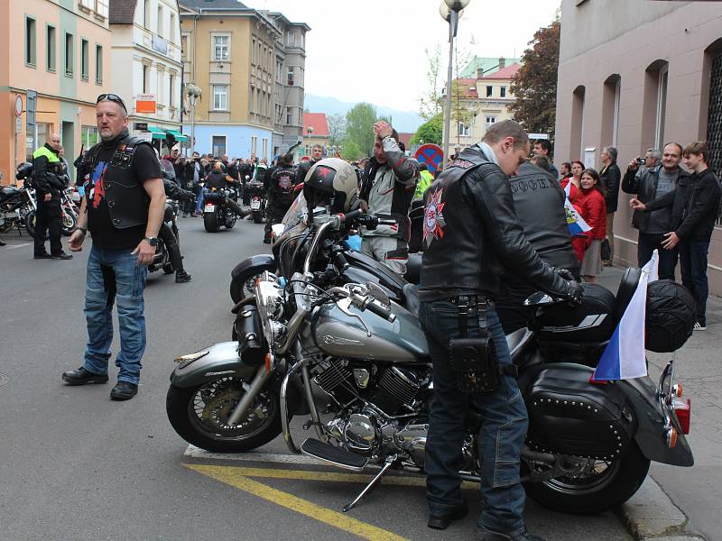 Motorkáři z několika evropských zemí projeli Děčínem.