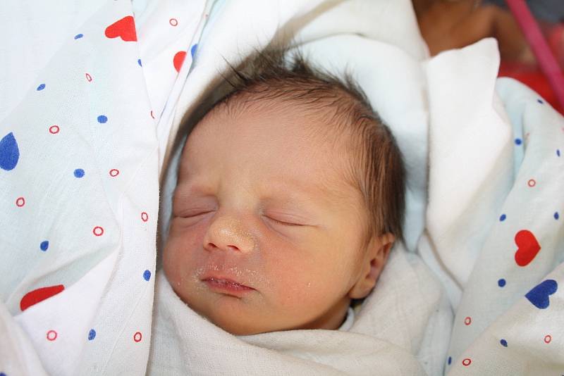 Mamince Evě Slunečkové z Heřmanova se 25. září ve 22.39 narodil v děčínské nemocnici syn Alešek Slunečko. Měřil 46 cm a vážil 2,47 kg.
