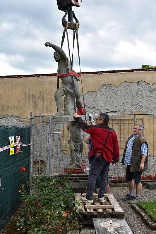 Sochy z glorietu v Růžové zahradě zamířily k restaurátorům.