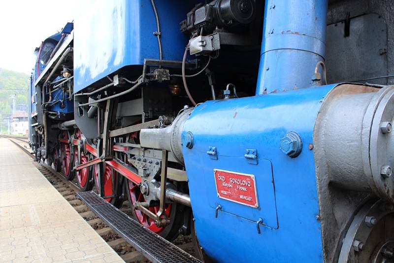 Děčínskem v sobotu projížděl vlak tažený parní lokomotivou, které fanoušci železnice přezdívají Papoušek.