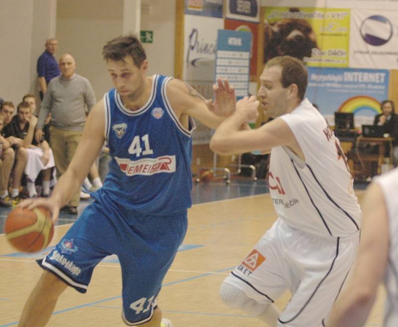 PARÁDA! Děčínští basketbalisté (v bílém) porazili v posledním letošním utkání pražský USK.