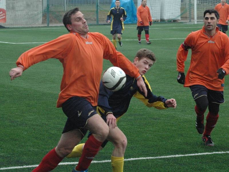 TŘINÁCT BRANEK padlo v duelu dorostenců Junioru Děčín (tmavé) a SA Děčín.