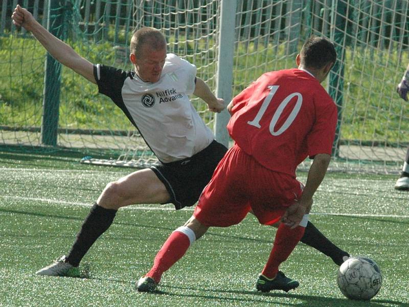 OSMÉ JARNÍ VÍTĚZSTVÍ. Fotbalisté Junioru Děčín (v červeném) porazili Modlany 4:2.
