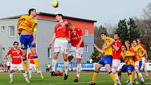 KONEČNĚ! Varnsdorf (ve žlutém) doma porazil Pardubice 2:0.