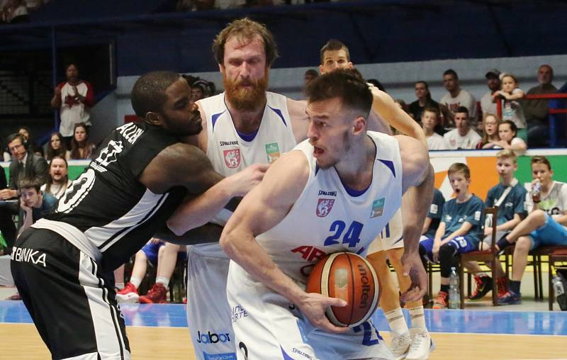 První finálové utkání basketbalové ligy se hrálo na děčínském zimním stadionu. Válečníci se utkali s Nymburkem.