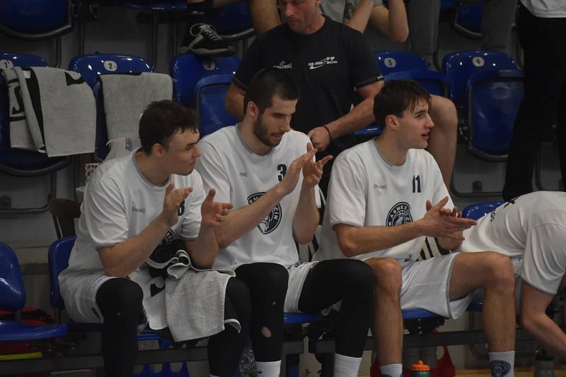 Basketbalisté Děčína v prvním utkání předkola play-off hostili na domácí palubovce Hradec Králové.