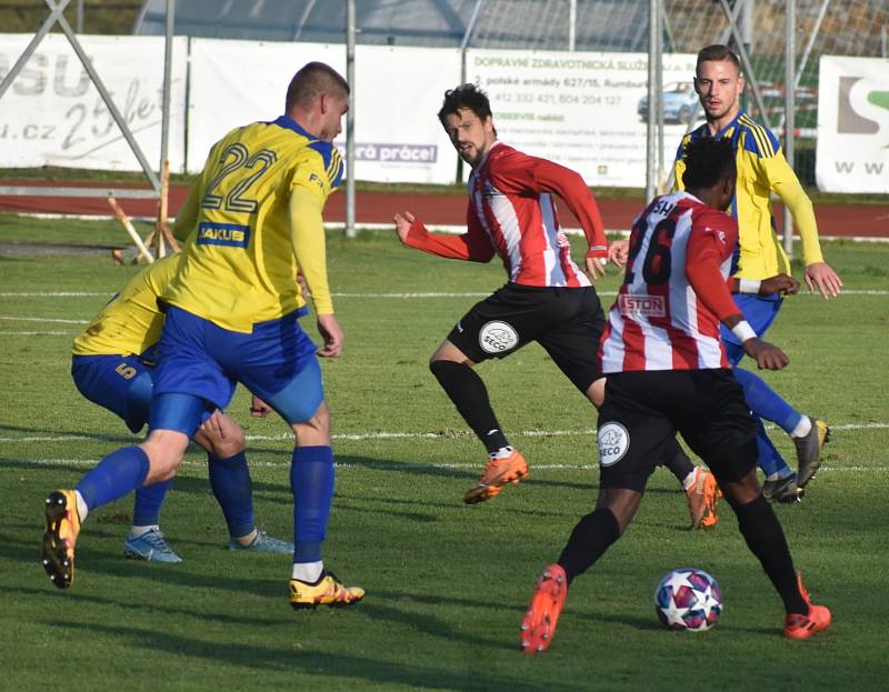 Fotbalisté Varnsdorfu (žlutomodré dresy) doma prohráli 1:3 se Žižkovem.