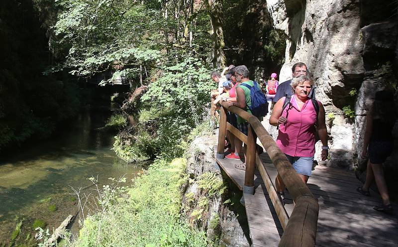 Do soutěsek ve Hřensku každoročně míří stovky tisíc turistů.