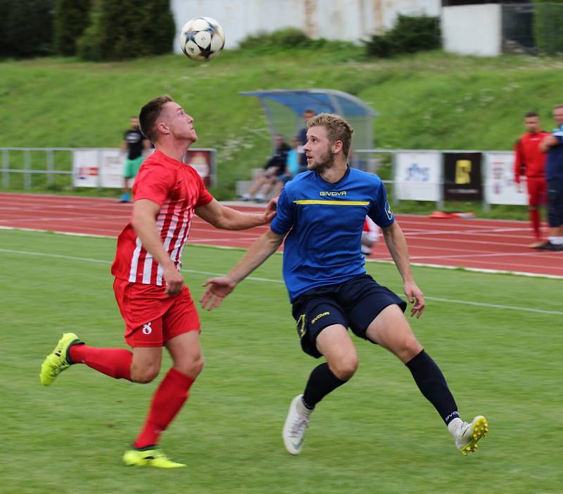 PORÁŽKA. Rumburk (v modrém) doma podlehl Ledvicím 2:4.