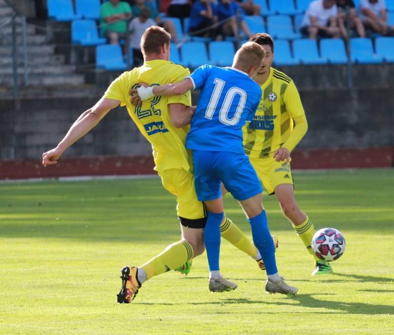 Důležitá výhra! Fotbalisté Varnsdorfu (ve žlutém) doma porazily poslední Vítkovice 3:1.