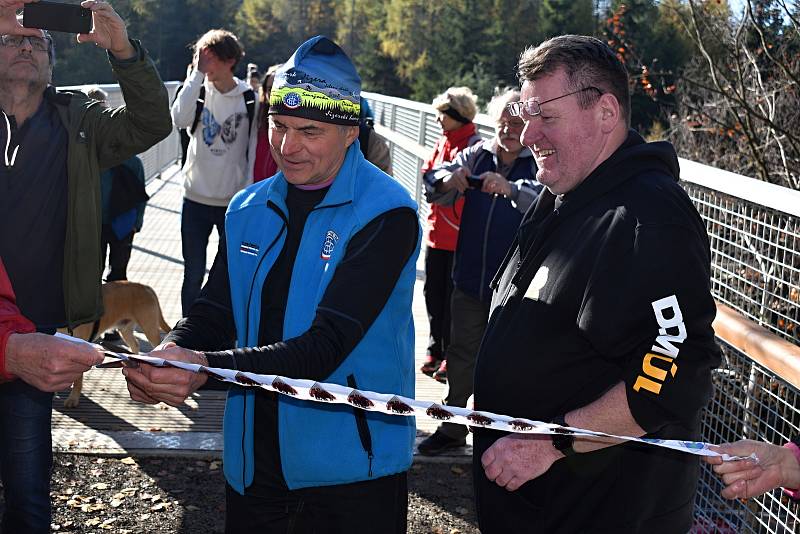 Turisté si dali sraz u nové lávky na Šébru, měli tam cíl hvězdicového pochodu.