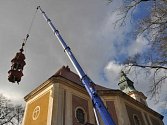 U barokního kostela ve Starých Křečanech se demontovala malá věž