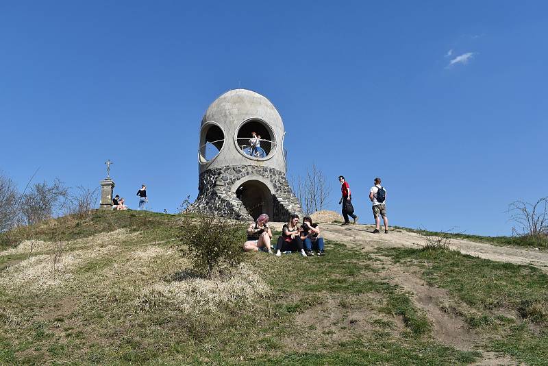 Lidé využili prosluněného velikonočního víkendu k cestám do přírody.