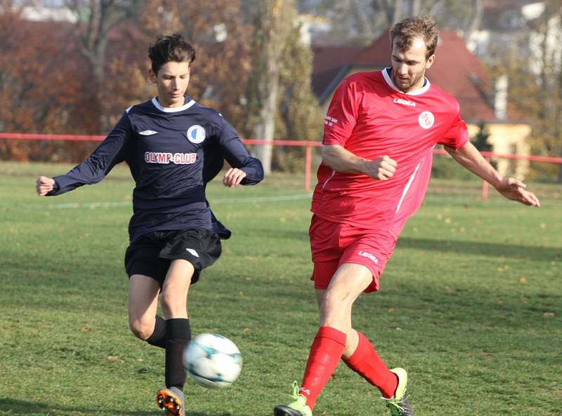 JASNÁ VÝHRA. Jiříkov (v červeném) doma porazil Dubí jasně 6:0.