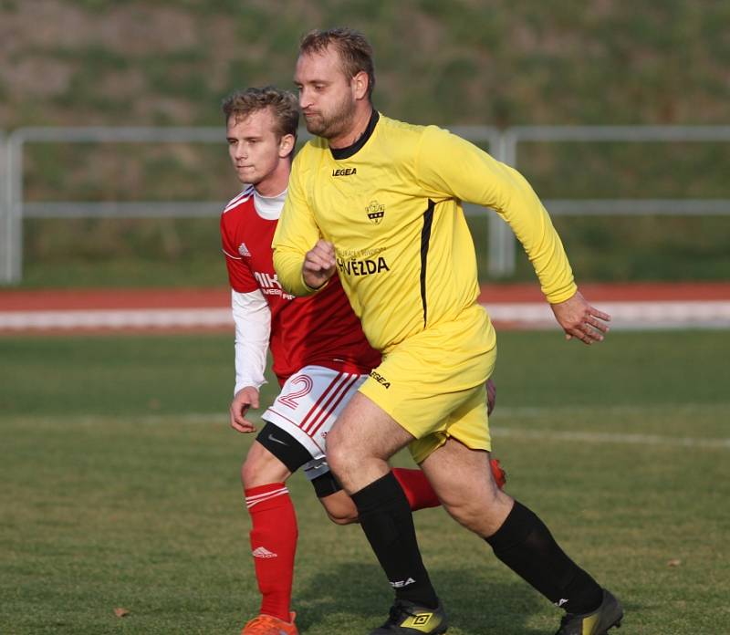 JASNÁ ZÁLEŽITOST. Fotbalisté Rumburka (ve žlutém) porazili doma Bohušovice 7:0.