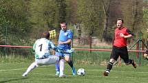 NEDAŘILO. Jiříkov (v modrém) doma zaslouženě podlehl Hostovicím 1:3.