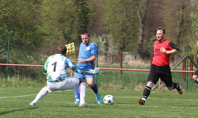 NEDAŘILO. Jiříkov (v modrém) doma zaslouženě podlehl Hostovicím 1:3.