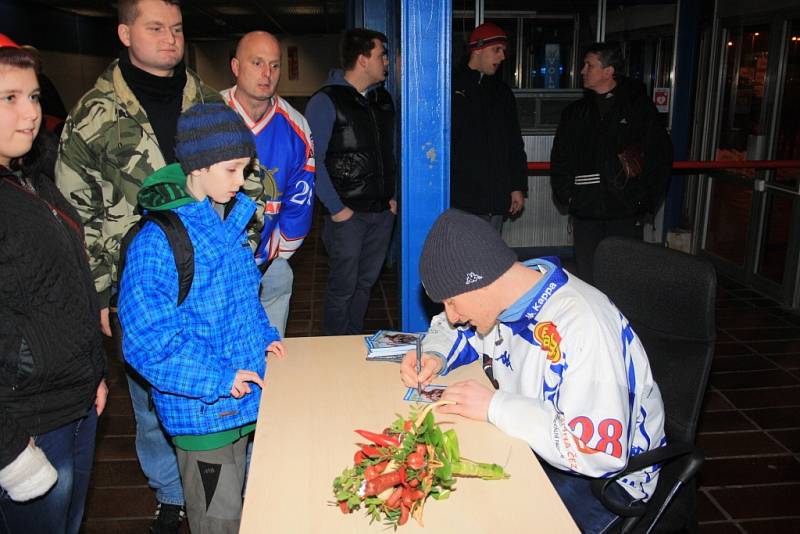 AUTOGRAMIÁDA. Fanoušci HC Děčín obklopili kapitána Jana Filipovského.